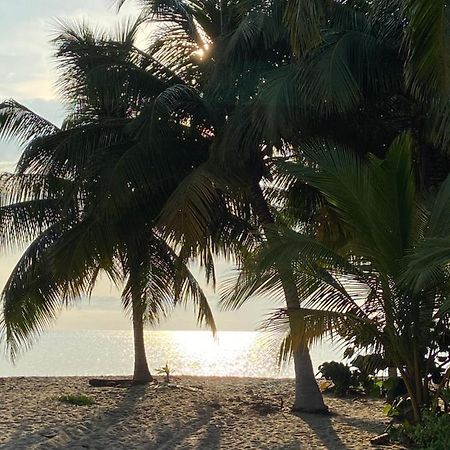 Anda Di Hows Hostel Placencia Екстериор снимка