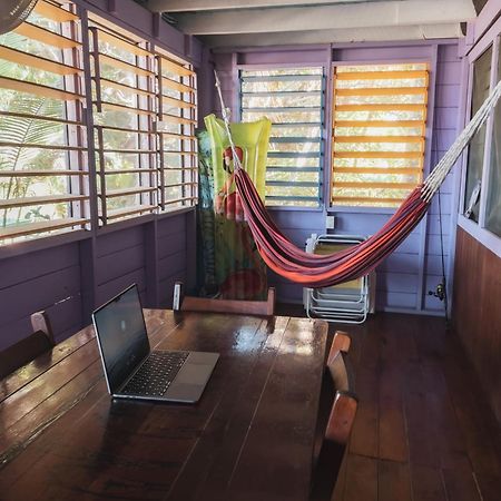 Anda Di Hows Hostel Placencia Екстериор снимка