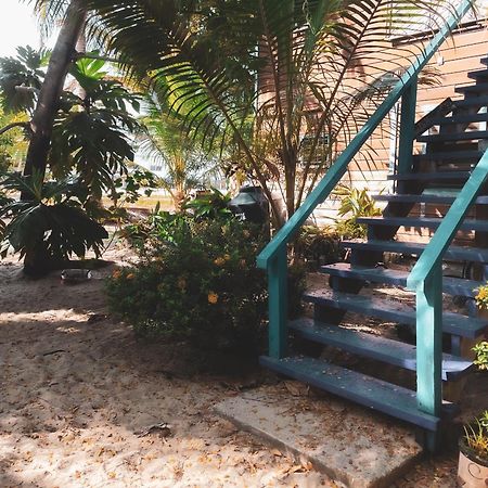 Anda Di Hows Hostel Placencia Екстериор снимка