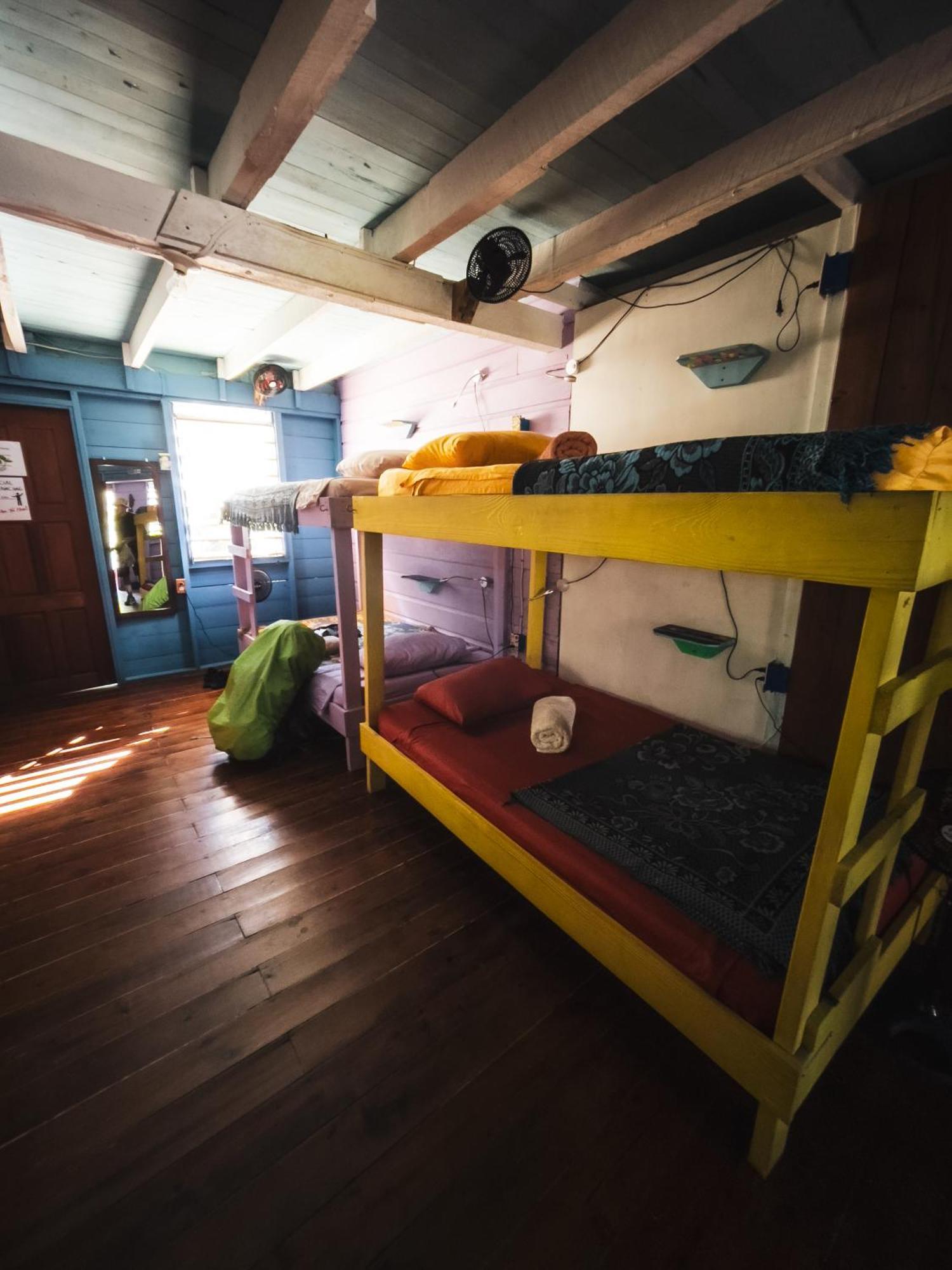Anda Di Hows Hostel Placencia Екстериор снимка