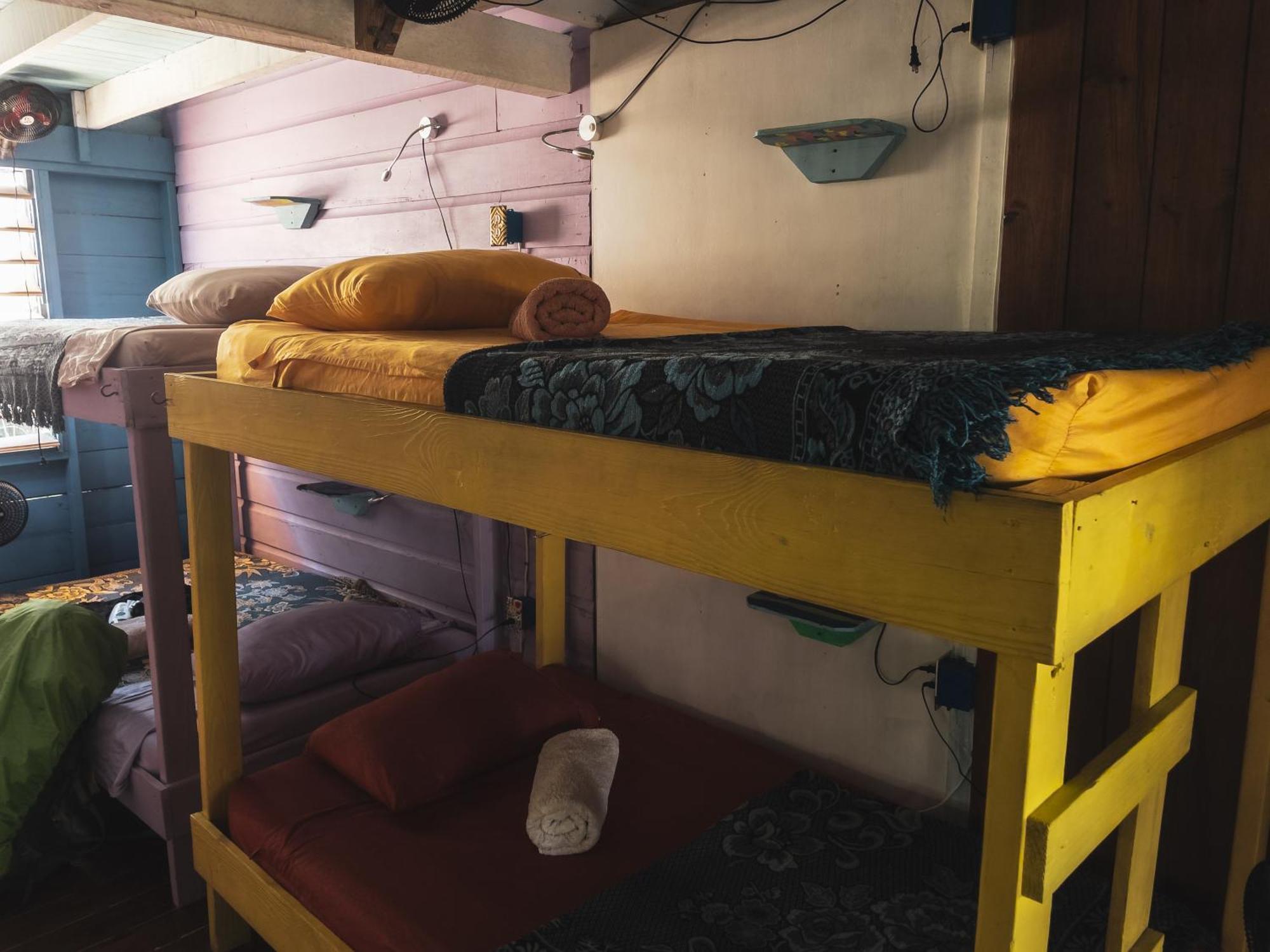 Anda Di Hows Hostel Placencia Екстериор снимка