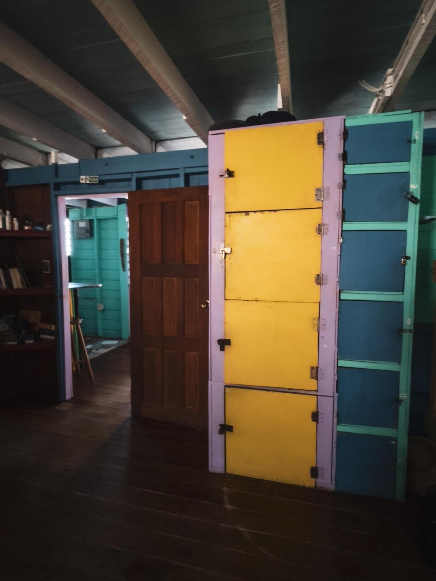 Anda Di Hows Hostel Placencia Екстериор снимка
