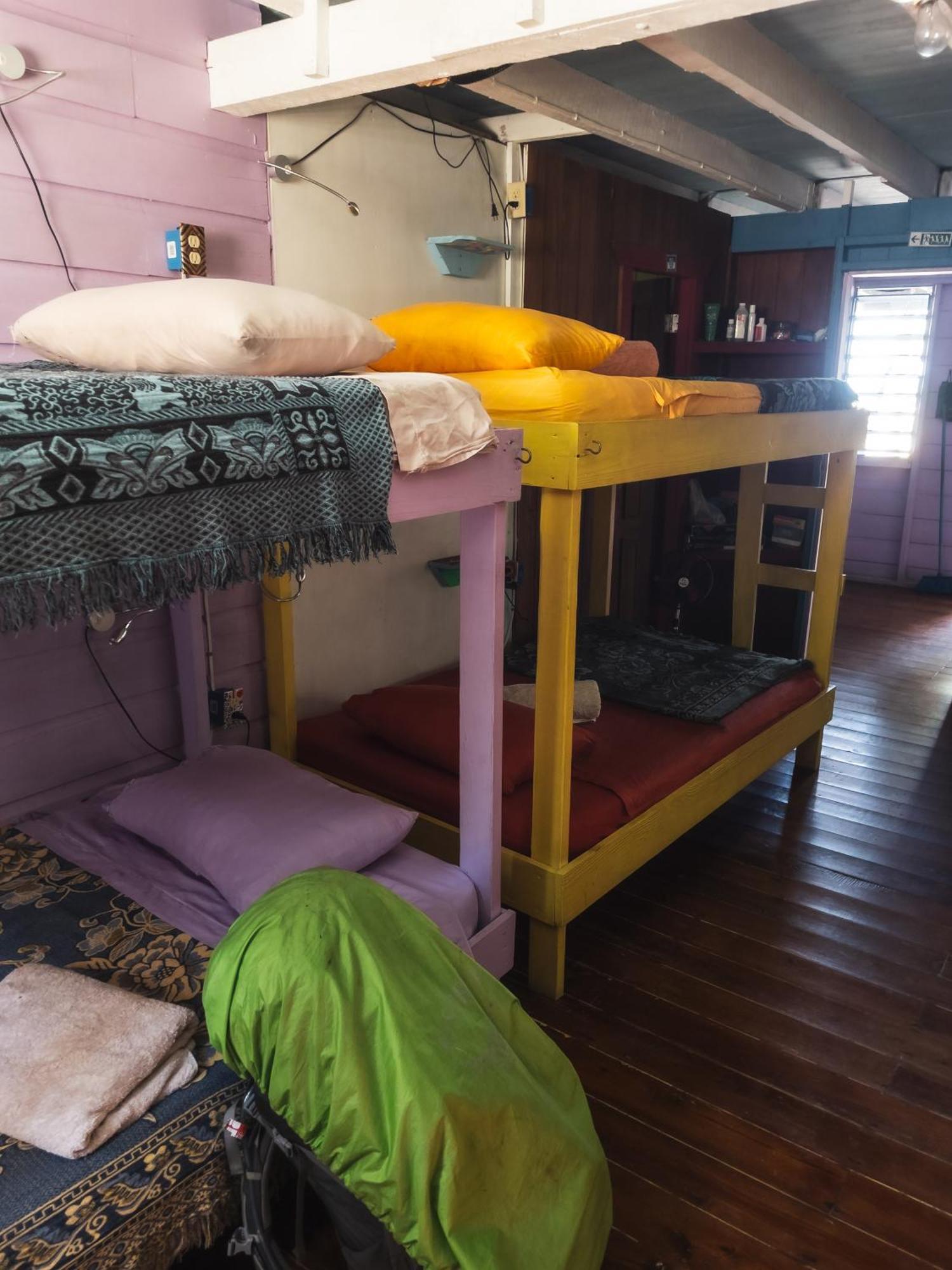 Anda Di Hows Hostel Placencia Екстериор снимка