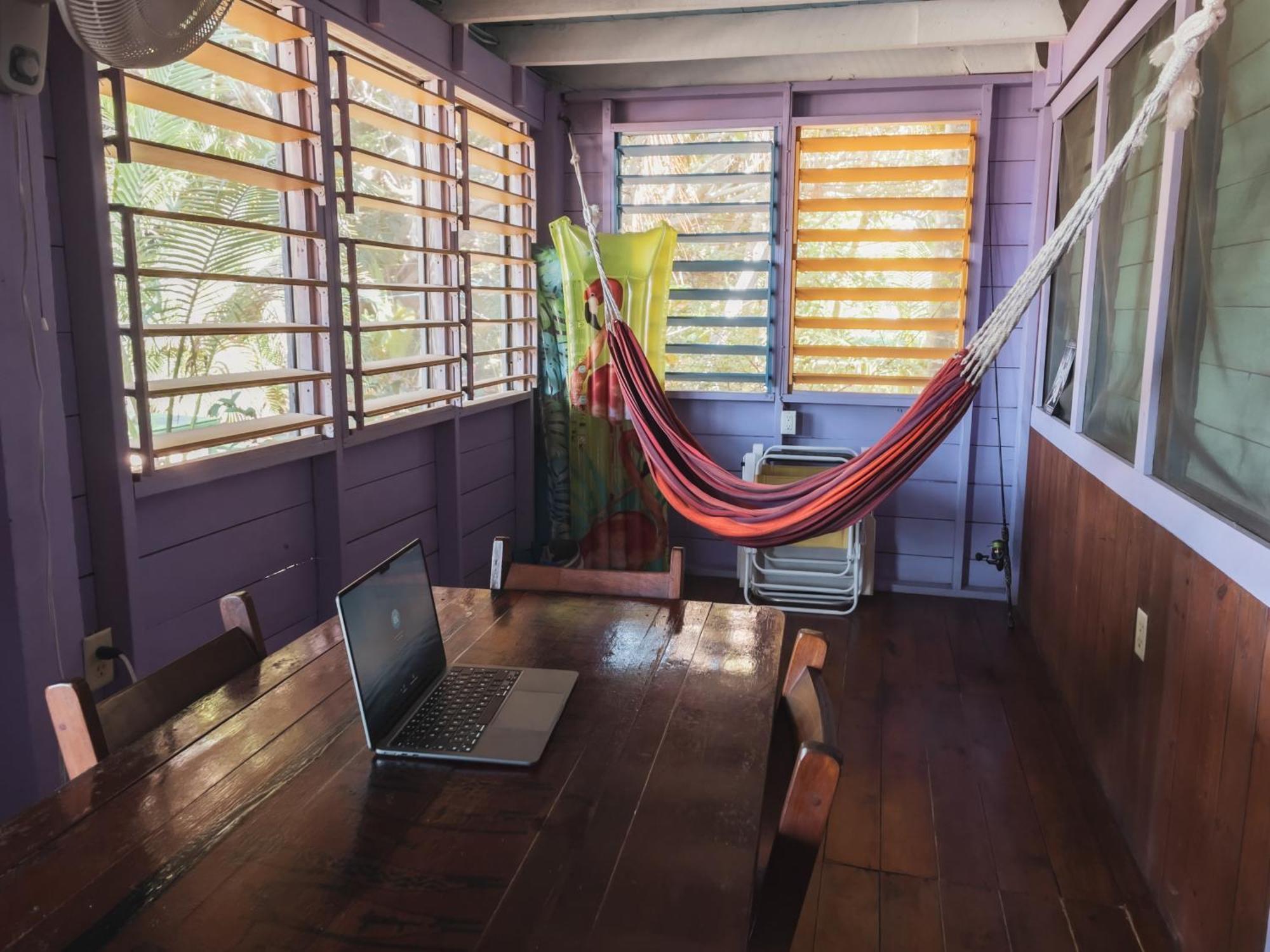 Anda Di Hows Hostel Placencia Екстериор снимка