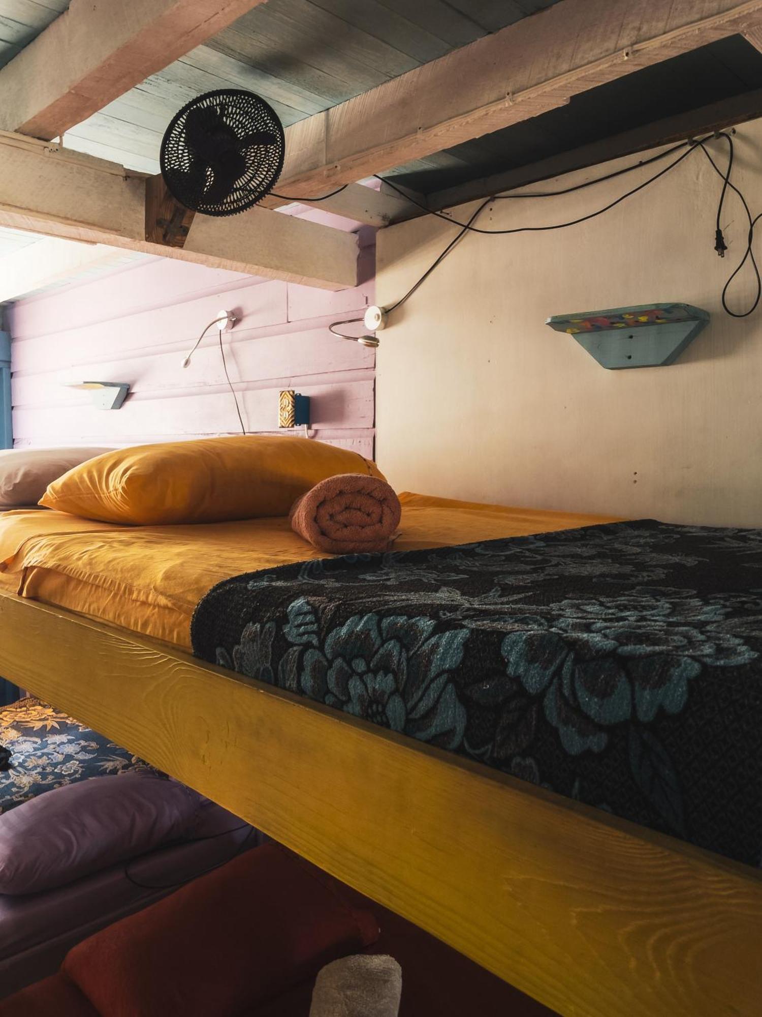 Anda Di Hows Hostel Placencia Екстериор снимка