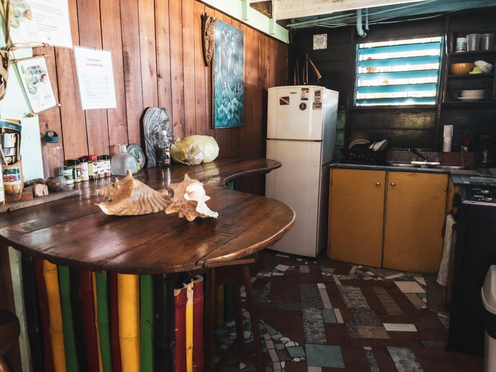 Anda Di Hows Hostel Placencia Екстериор снимка