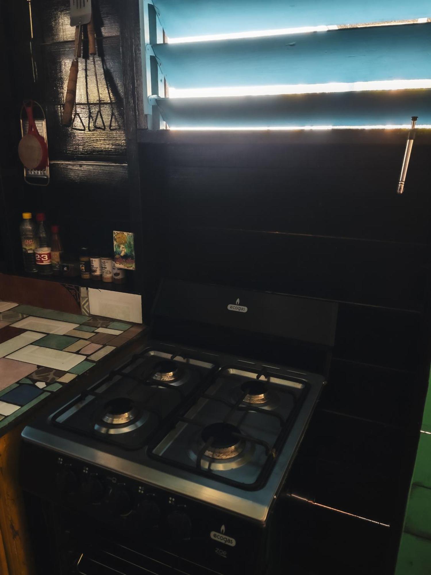 Anda Di Hows Hostel Placencia Екстериор снимка