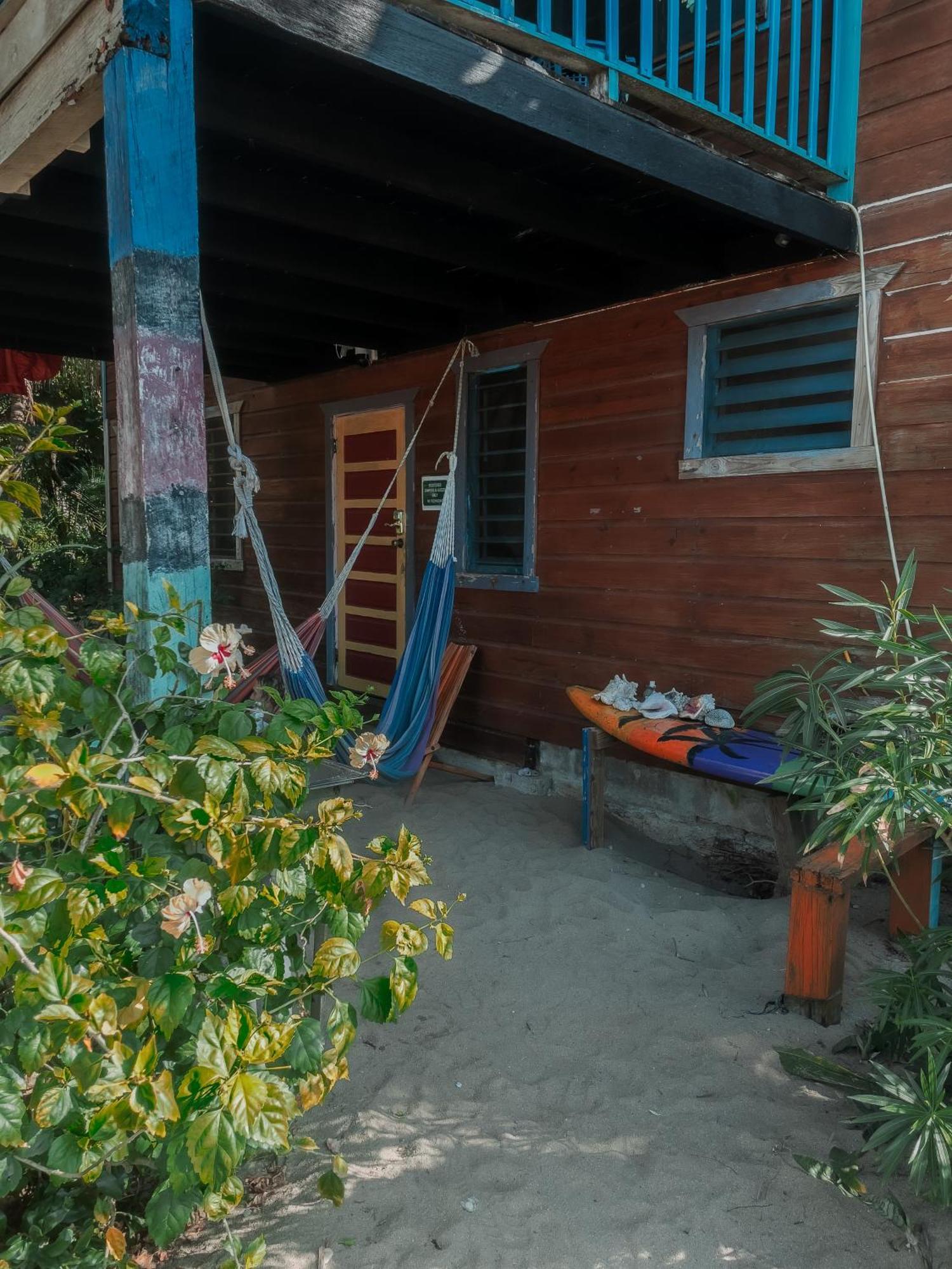 Anda Di Hows Hostel Placencia Екстериор снимка