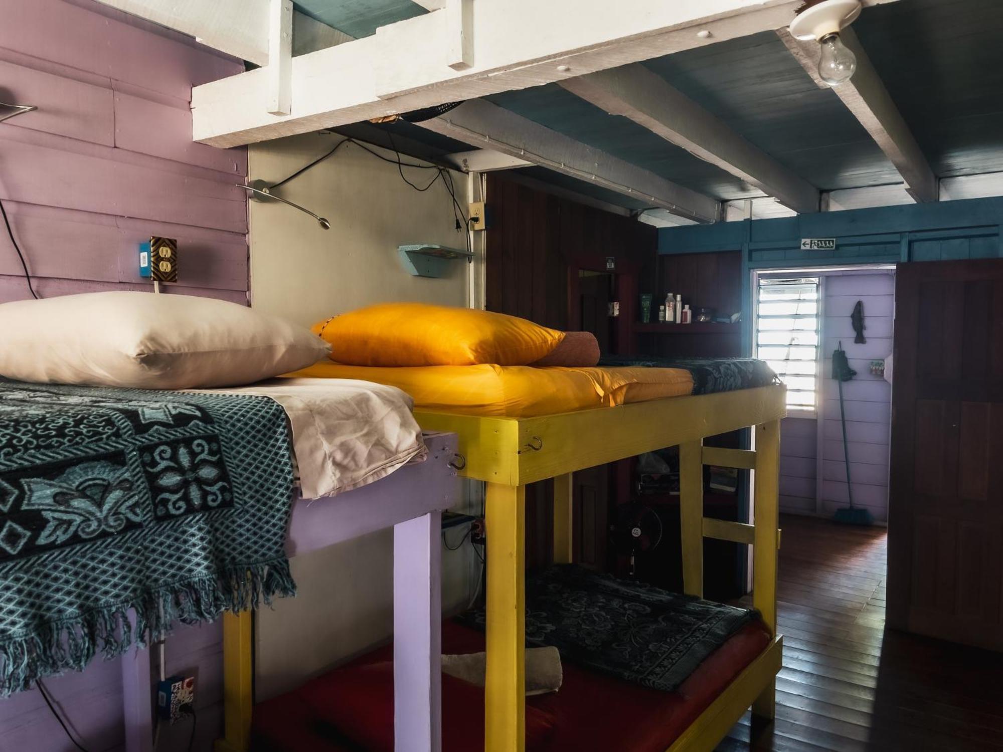 Anda Di Hows Hostel Placencia Екстериор снимка