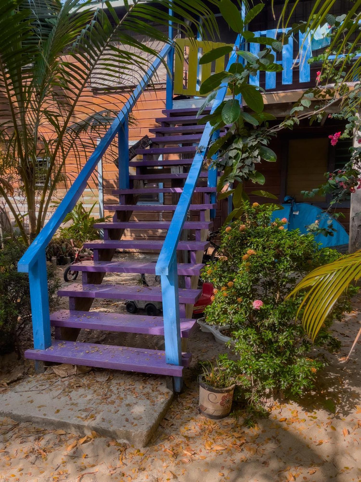 Anda Di Hows Hostel Placencia Екстериор снимка