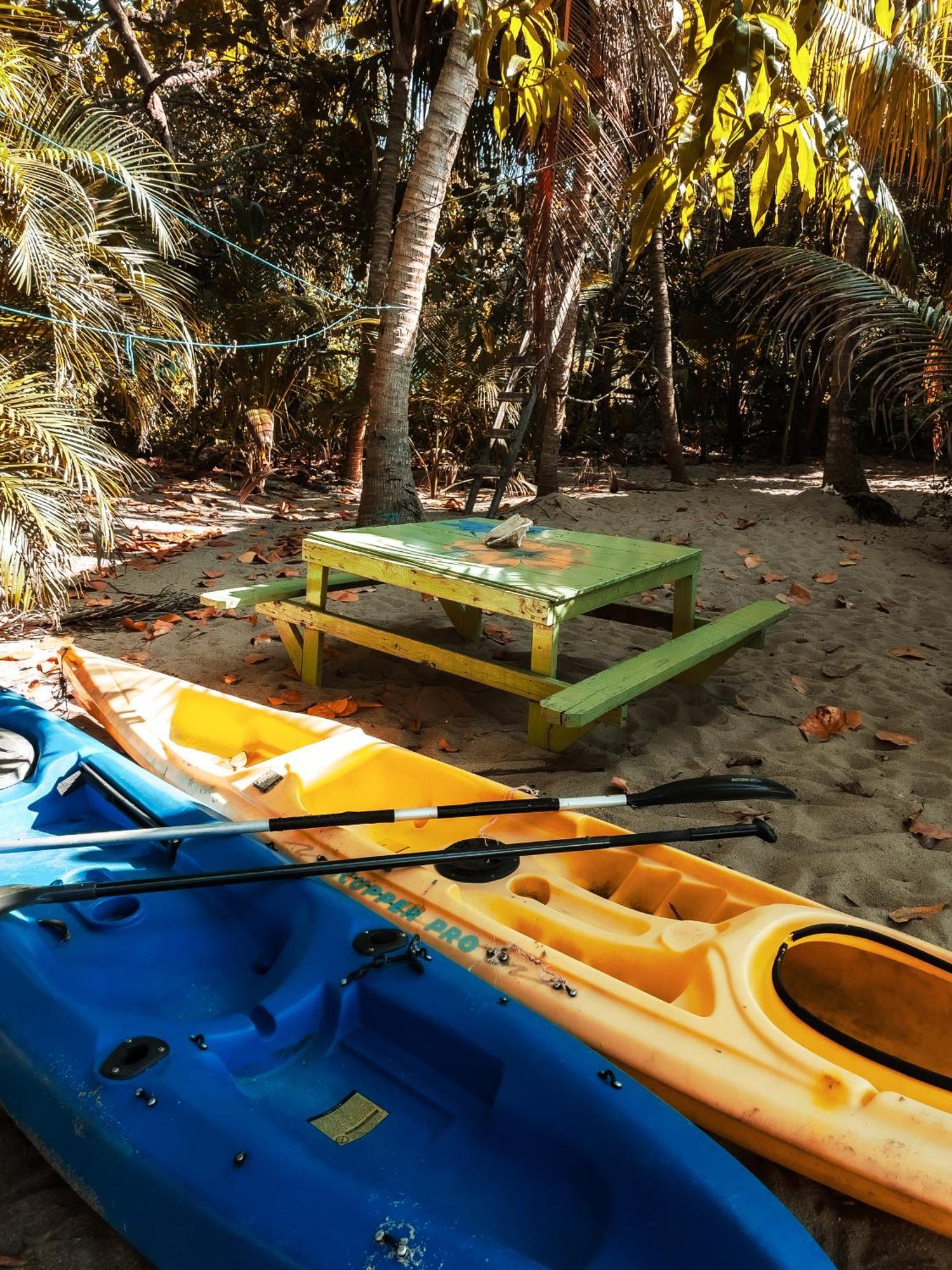 Anda Di Hows Hostel Placencia Екстериор снимка