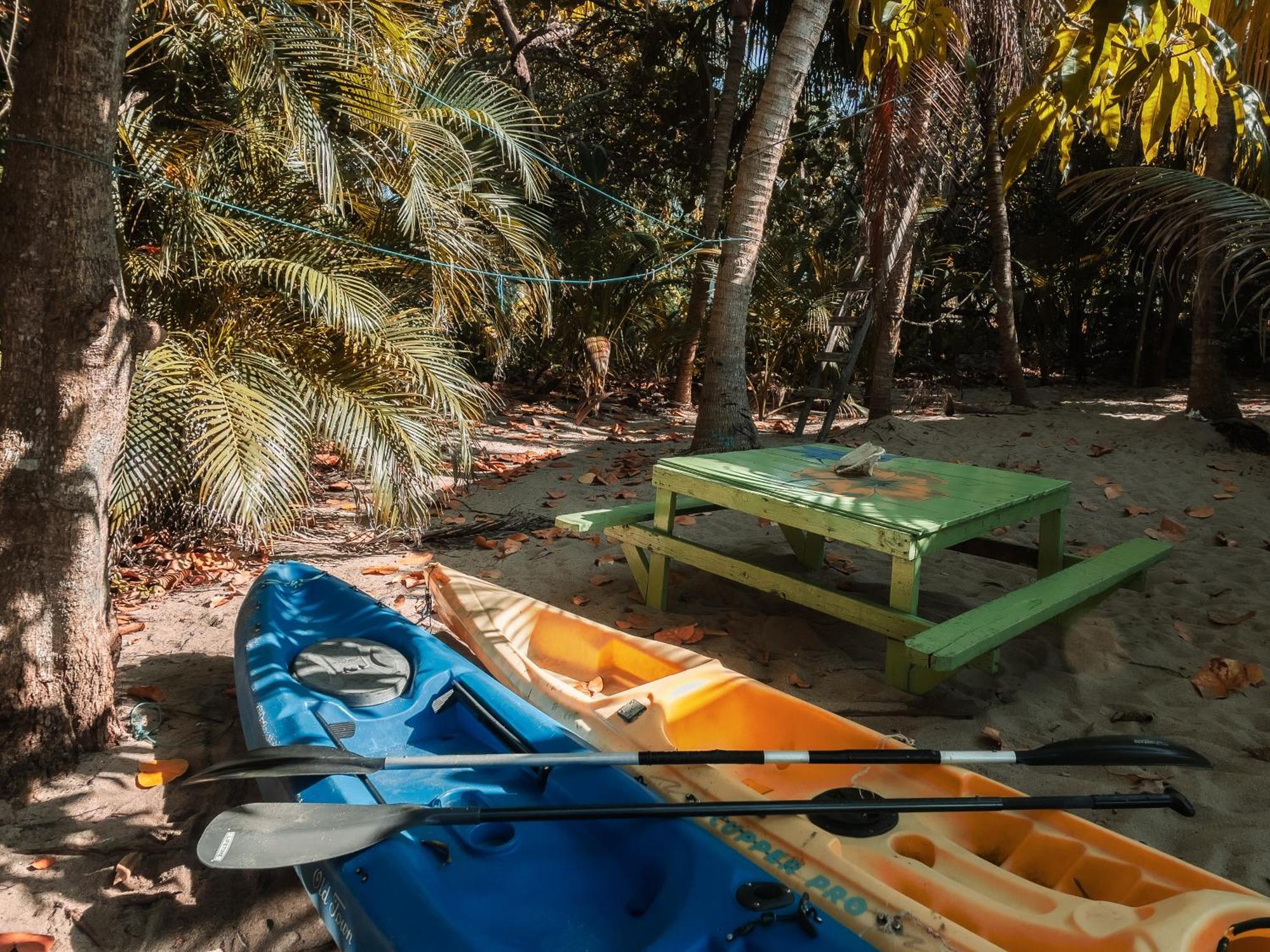 Anda Di Hows Hostel Placencia Екстериор снимка