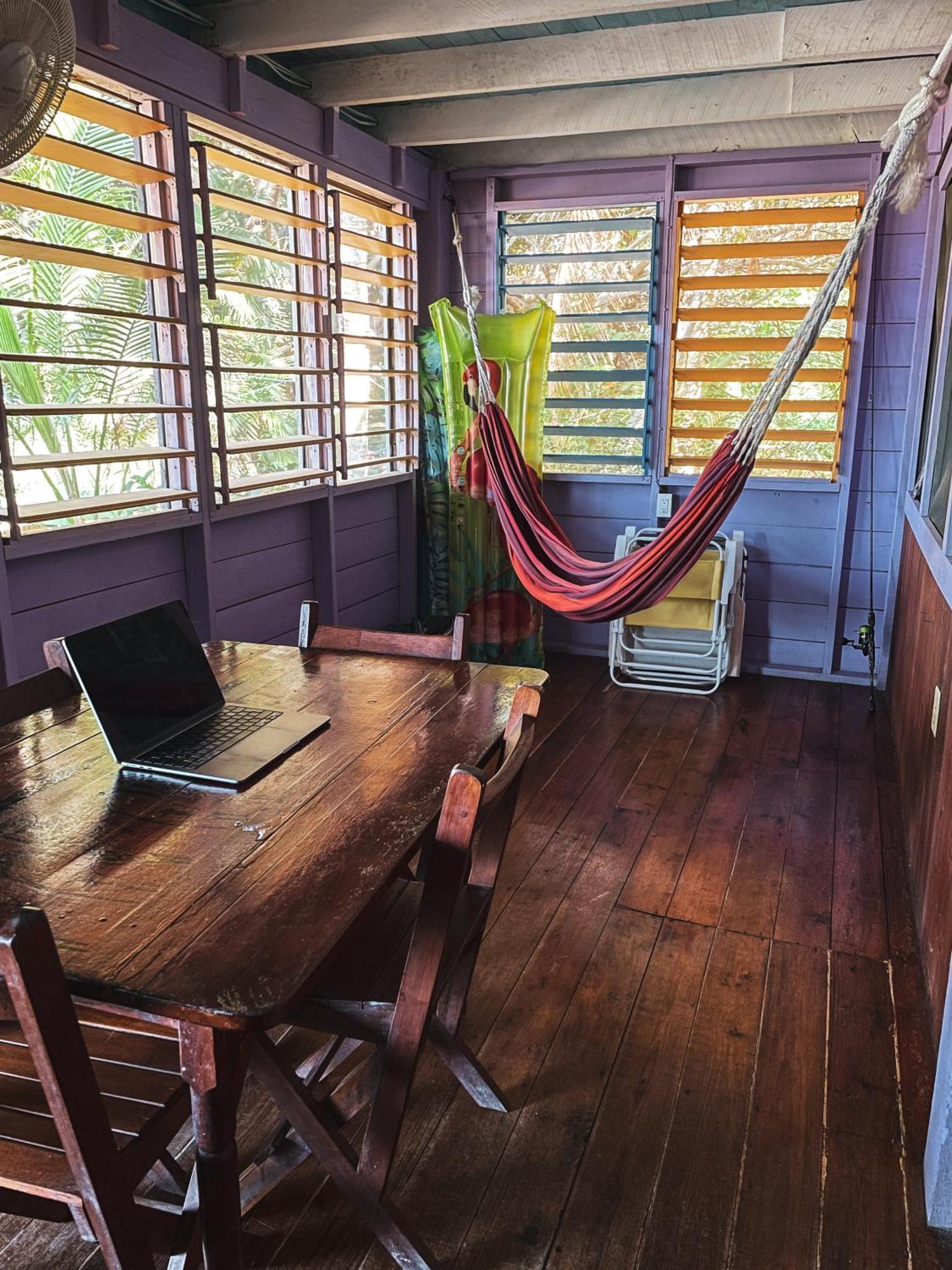 Anda Di Hows Hostel Placencia Екстериор снимка
