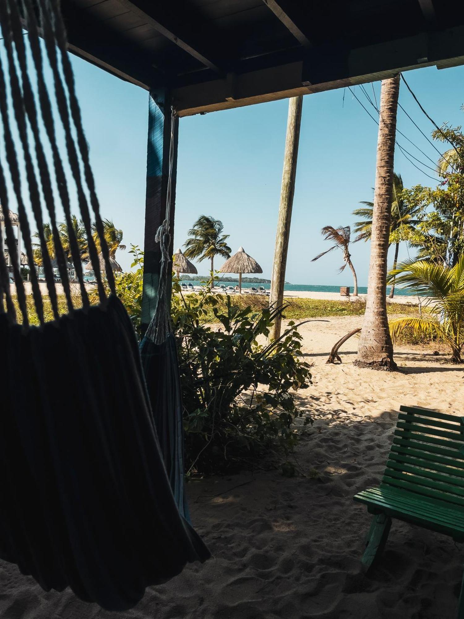 Anda Di Hows Hostel Placencia Екстериор снимка