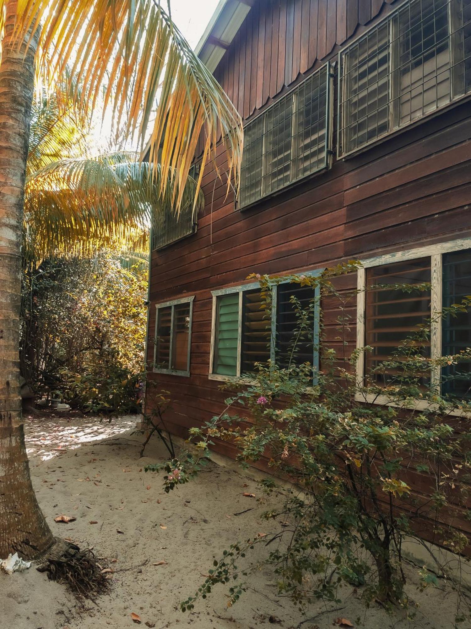 Anda Di Hows Hostel Placencia Екстериор снимка