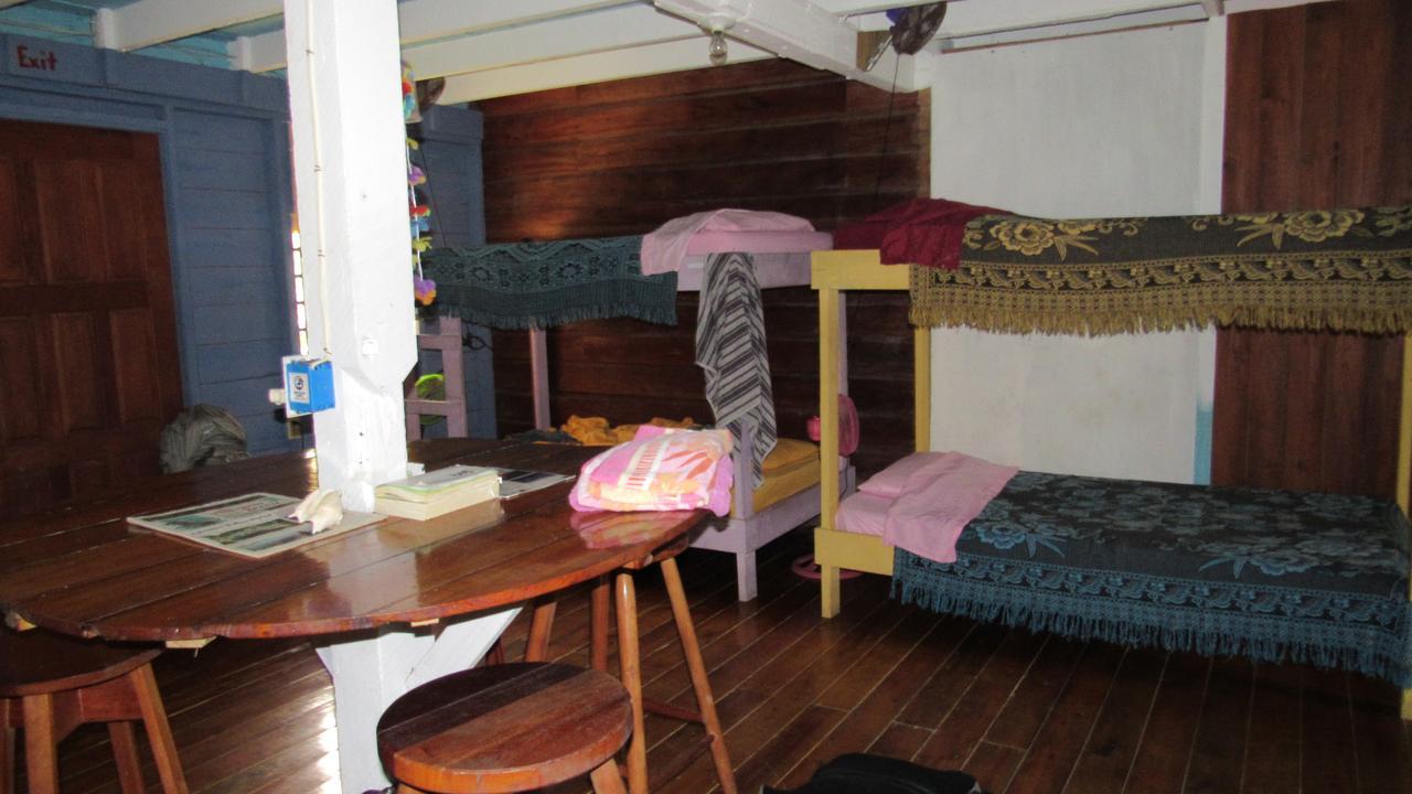 Anda Di Hows Hostel Placencia Екстериор снимка