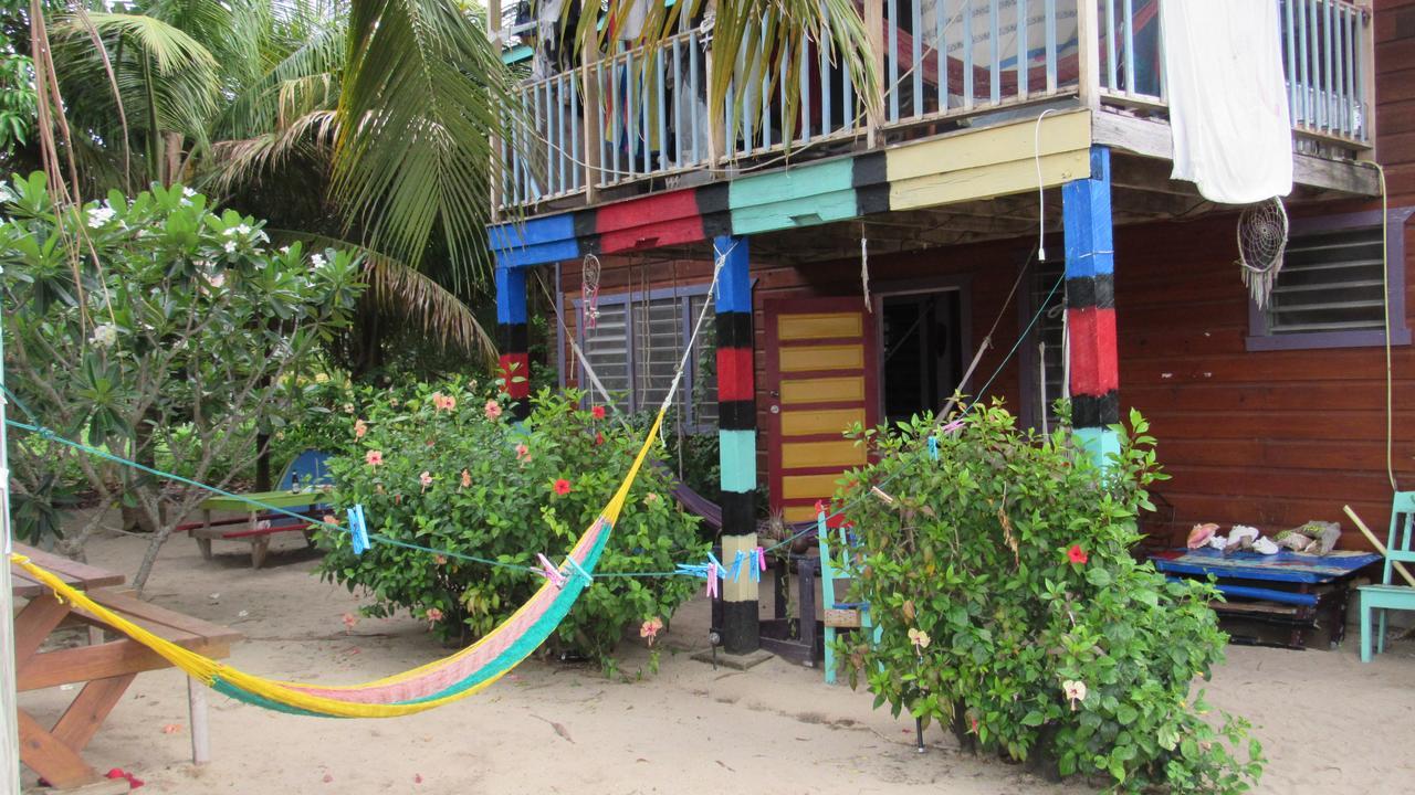 Anda Di Hows Hostel Placencia Екстериор снимка
