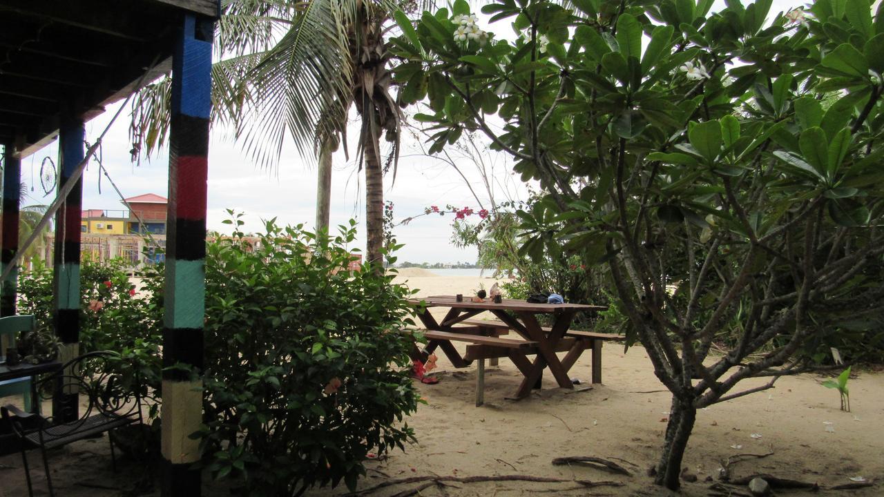 Anda Di Hows Hostel Placencia Екстериор снимка