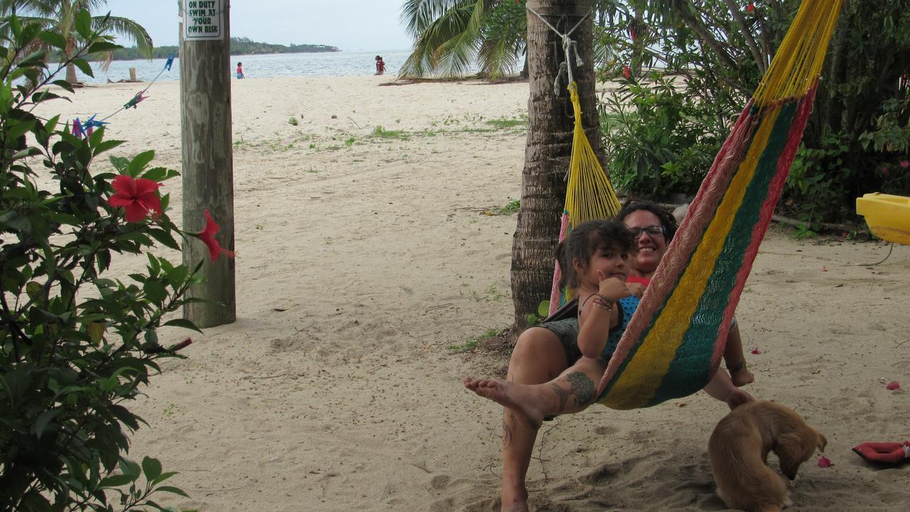 Anda Di Hows Hostel Placencia Екстериор снимка
