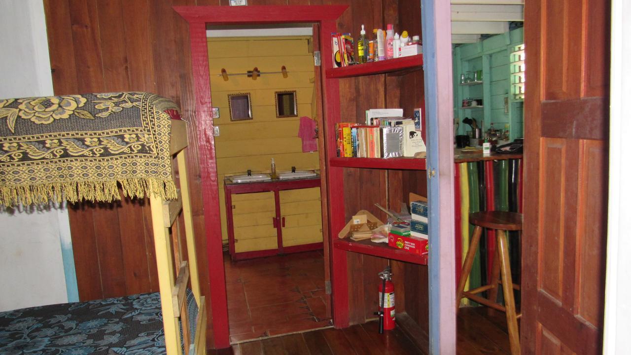 Anda Di Hows Hostel Placencia Екстериор снимка