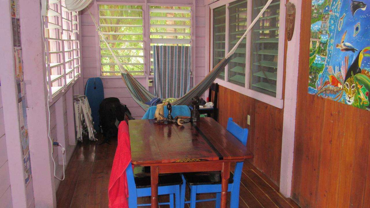 Anda Di Hows Hostel Placencia Екстериор снимка