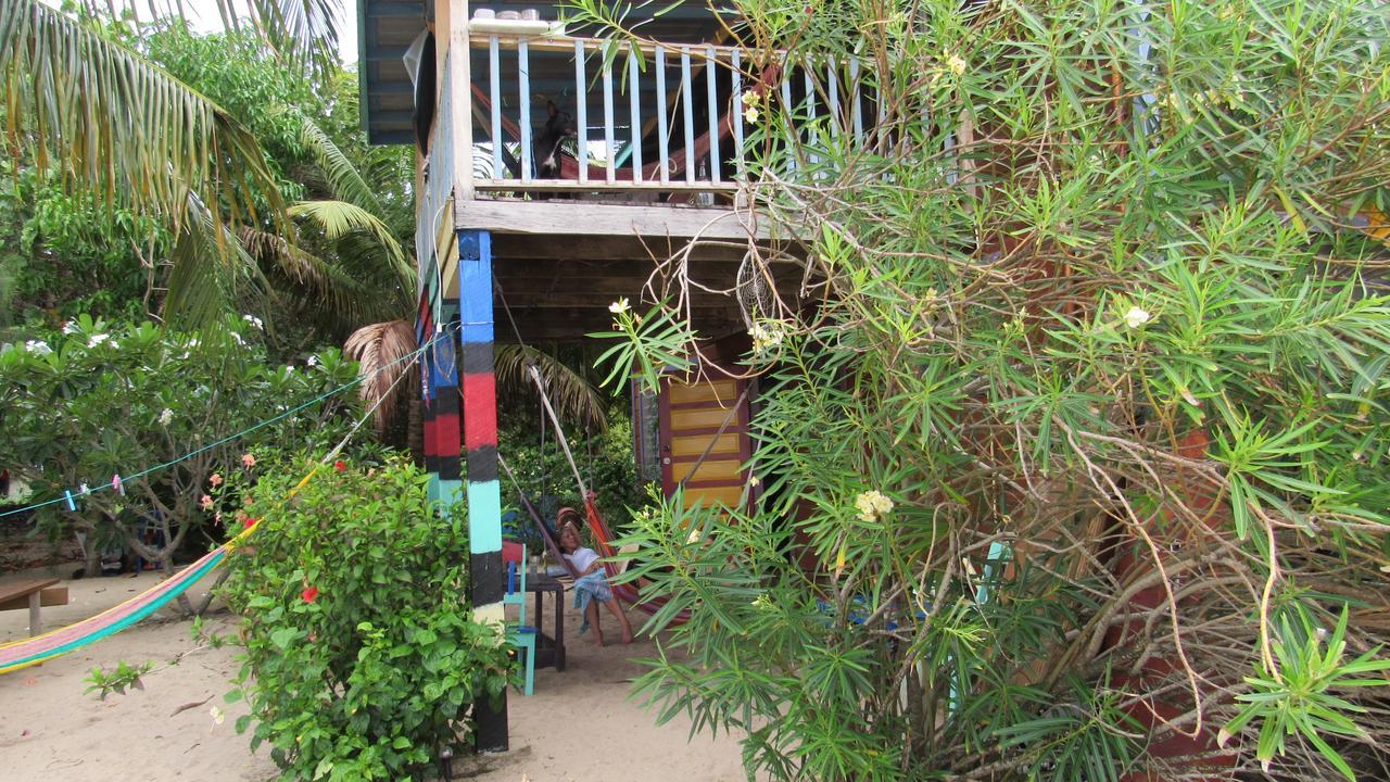 Anda Di Hows Hostel Placencia Екстериор снимка