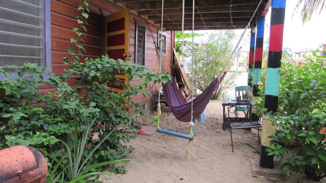 Anda Di Hows Hostel Placencia Екстериор снимка