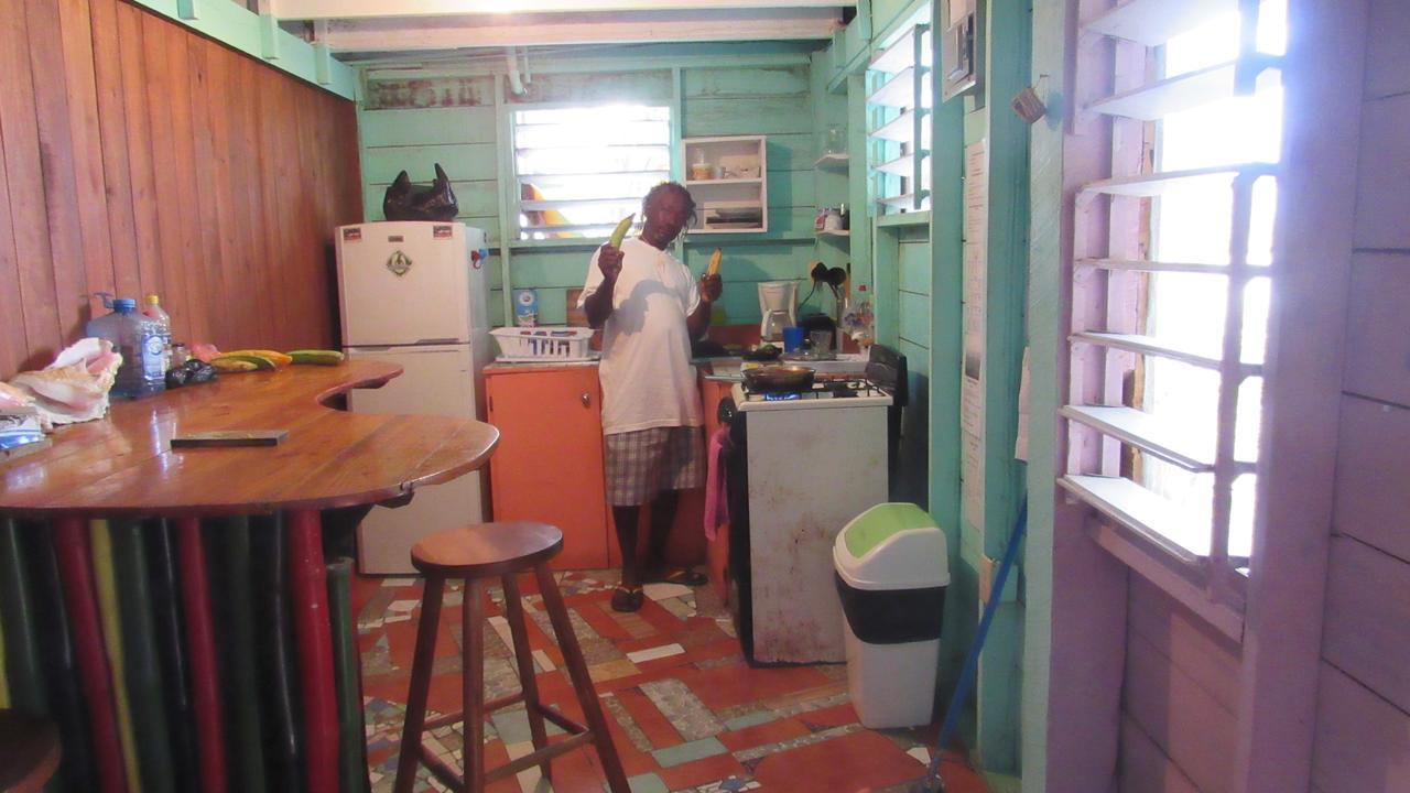 Anda Di Hows Hostel Placencia Екстериор снимка