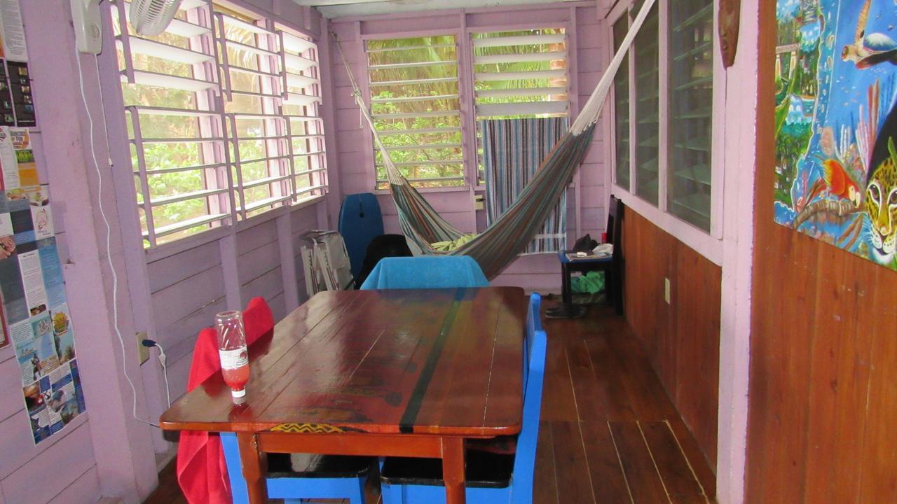 Anda Di Hows Hostel Placencia Екстериор снимка