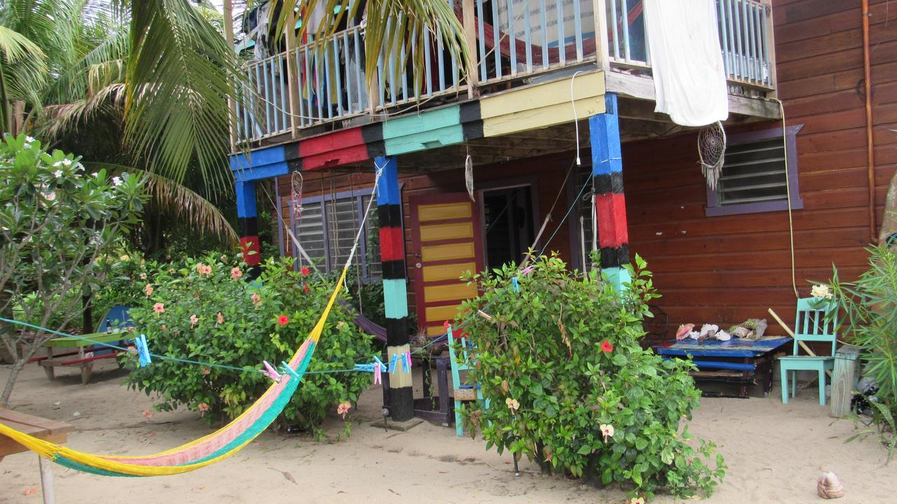 Anda Di Hows Hostel Placencia Екстериор снимка