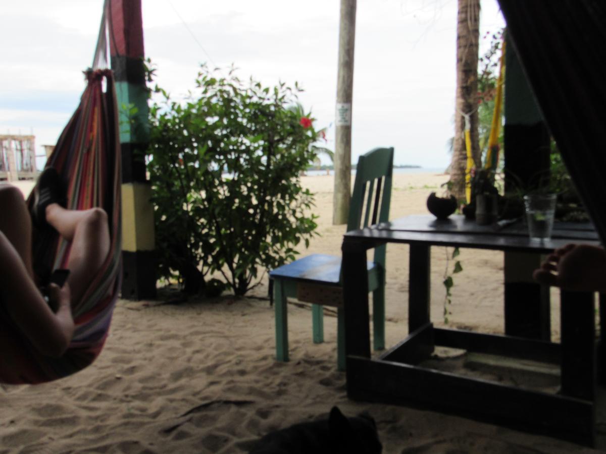 Anda Di Hows Hostel Placencia Екстериор снимка