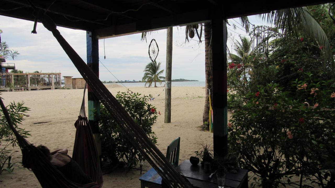 Anda Di Hows Hostel Placencia Екстериор снимка